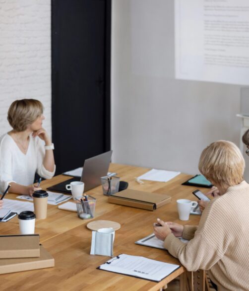medium-shot-woman-leading-business-meeting